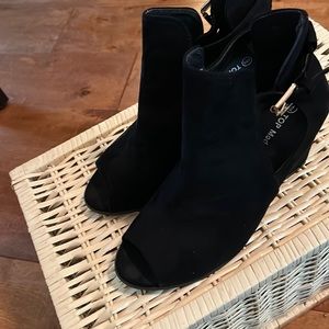 Top Moda size 9 Black suede open toed heels